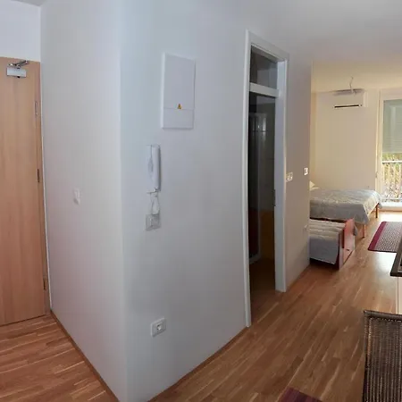 Nočitev z zajtrkom Apartments Silver Shell 2*