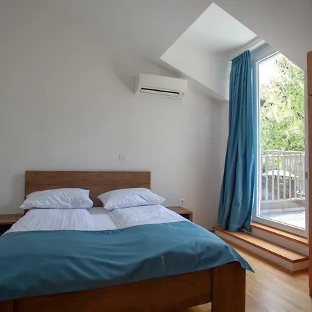 Nočitev z zajtrkom Apartments Silver Shell 2*